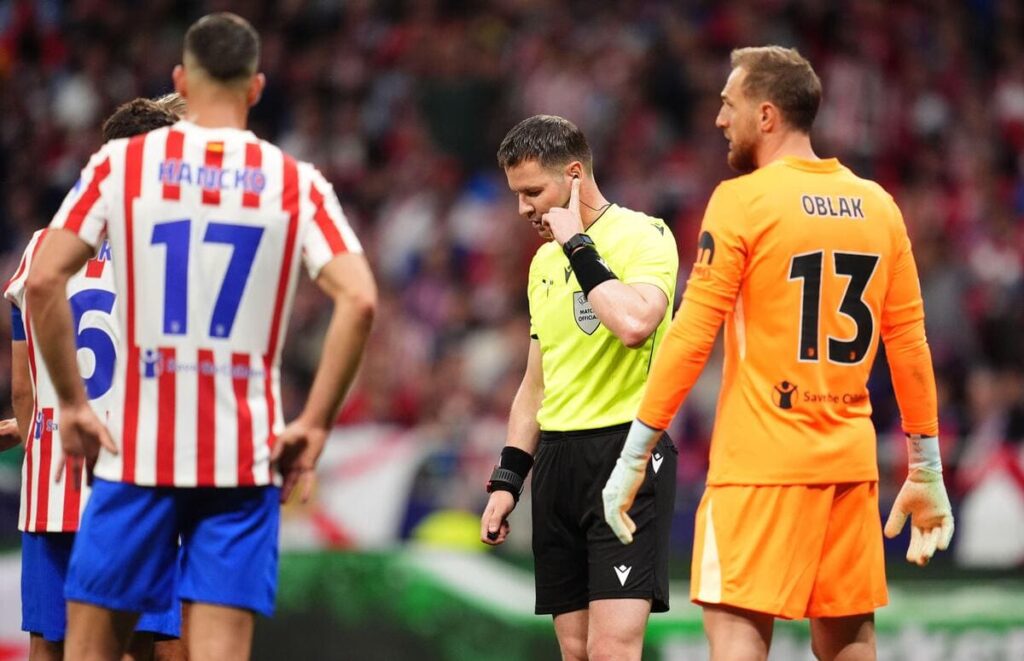 Danny Makkelie refereeing Atletico Madrid v Arsenal