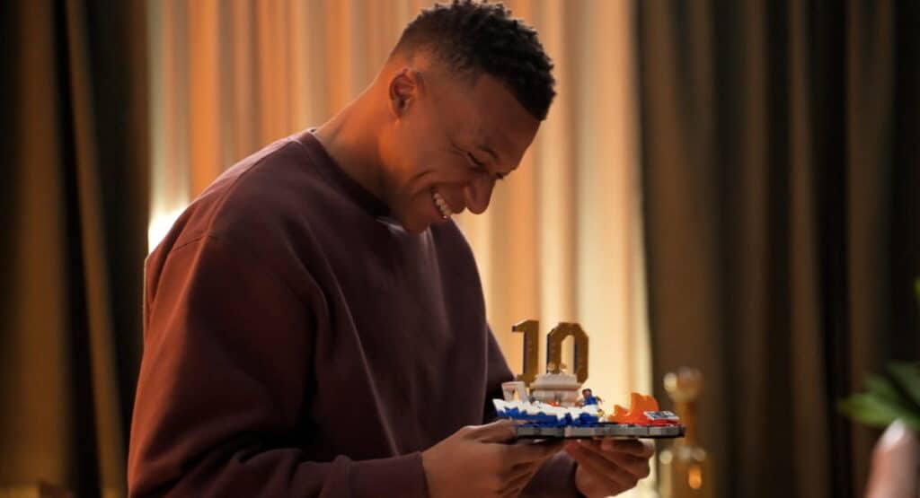 Ronaldo, Messi, Mbappé, Vinicius Jr: Por trás das cenas do anúncio do troféu da Copa do Mundo de 2026 da Lego