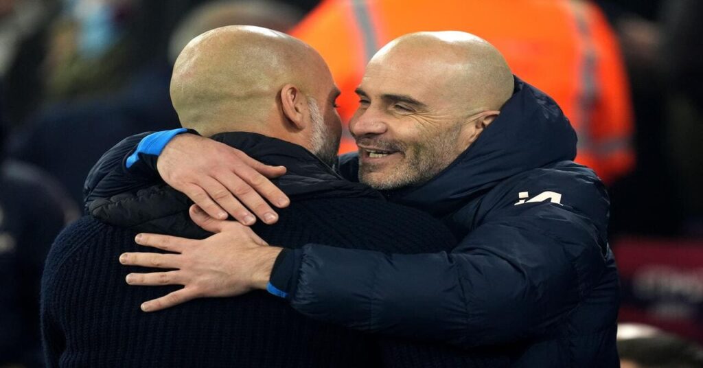 Pep Guardiola e Enzo Maresca se abraçam antes do jogo entre Manchester City e Chelsea
