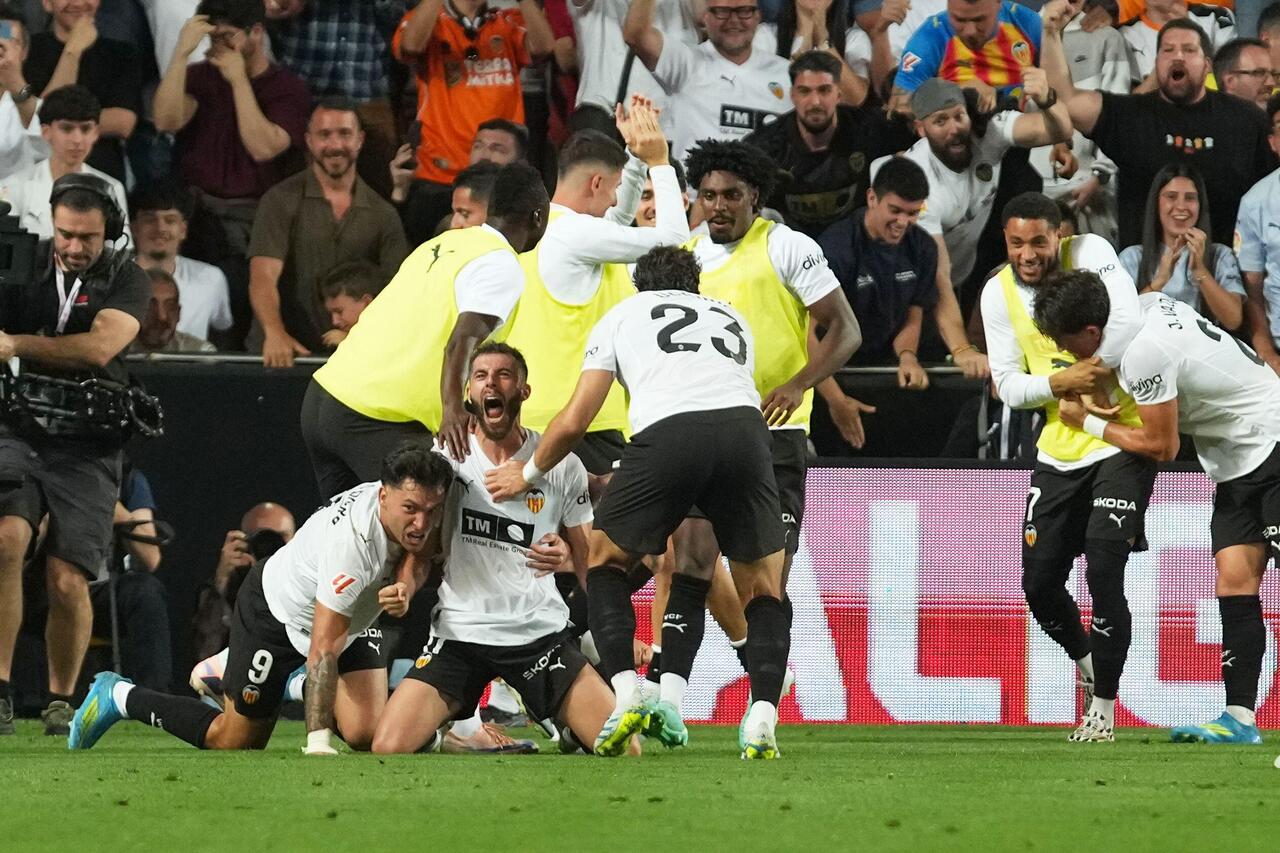 Valencia 3-1 Barcelona: Hosts beat champions but fail to claim European spot