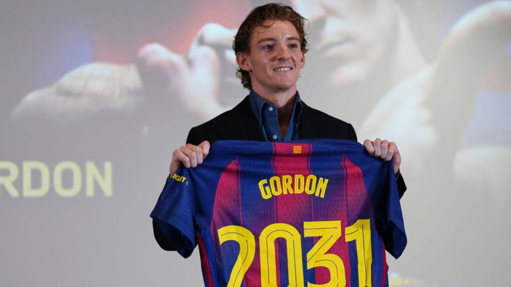 Anthony Gordon signing for Barcelona