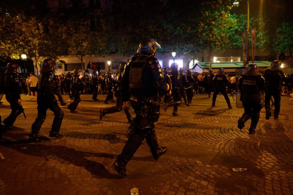 Polícia entra em confronto com torcedores em Paris após vitória do PSG