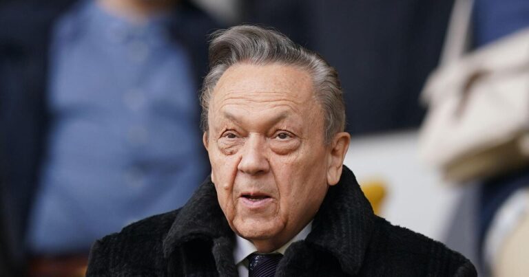 El presidente conjunto del West Ham, David Sullivan, renuncia y promete luchar contra las acusaciones.