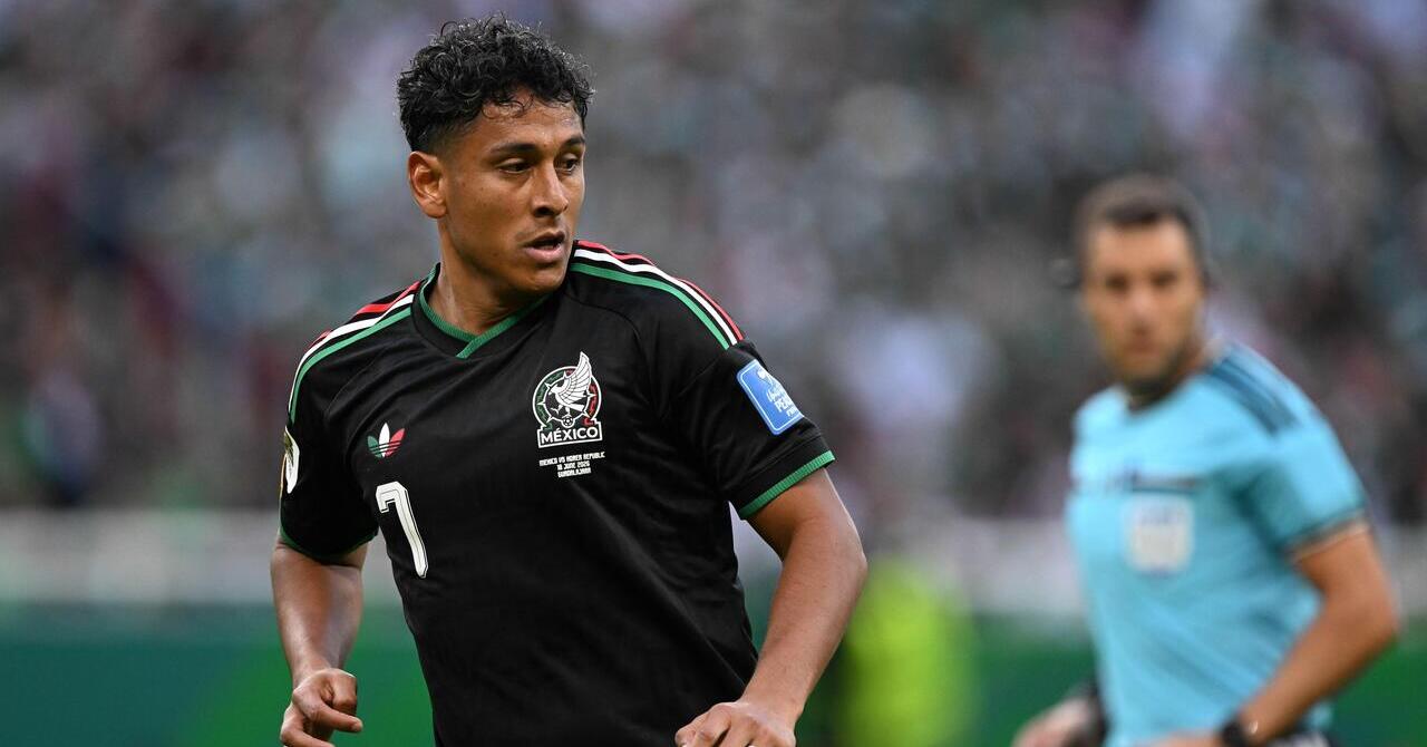 Mexico seize on Kim error to become first team through to World Cup knockout stages