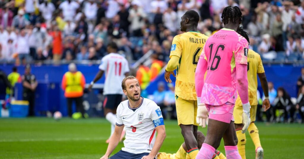 Harry Kane parece abatido depois de perder uma chance final da Inglaterra contra Gana na Copa do Mundo