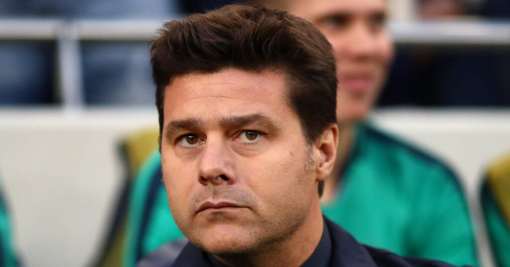 Foto do técnico de futebol Mauricio Pochettino olhando para a direita em um estádio. Os substitutos podem ser vistos em verde atrás do técnico dos EUA, que veste casaco preto