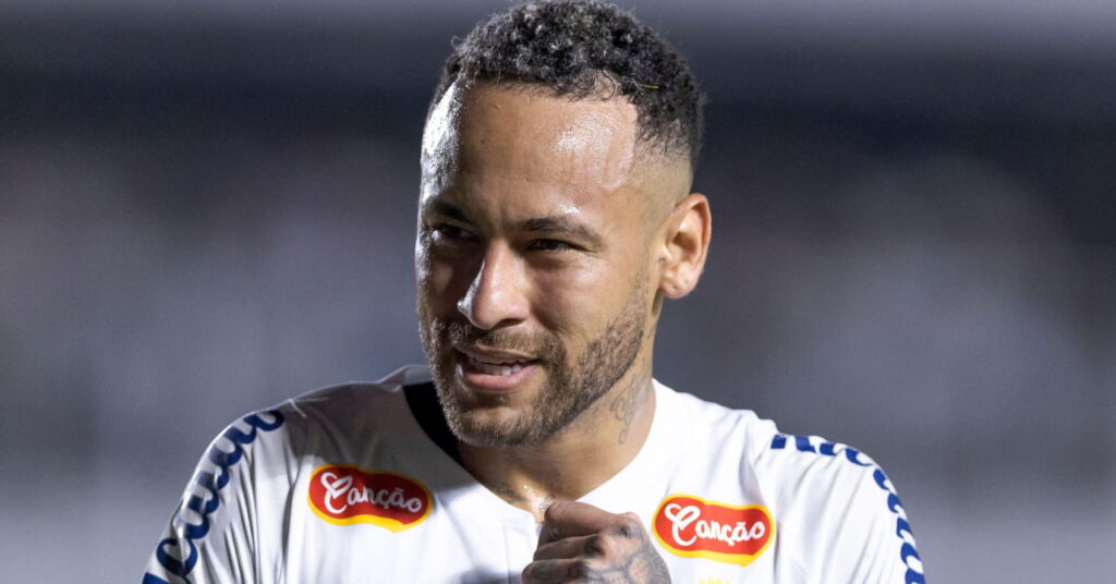 O jogador de futebol Neymar parece certo ao jogar no Santos Football Club vestindo uma camisa branca com detalhes pretos