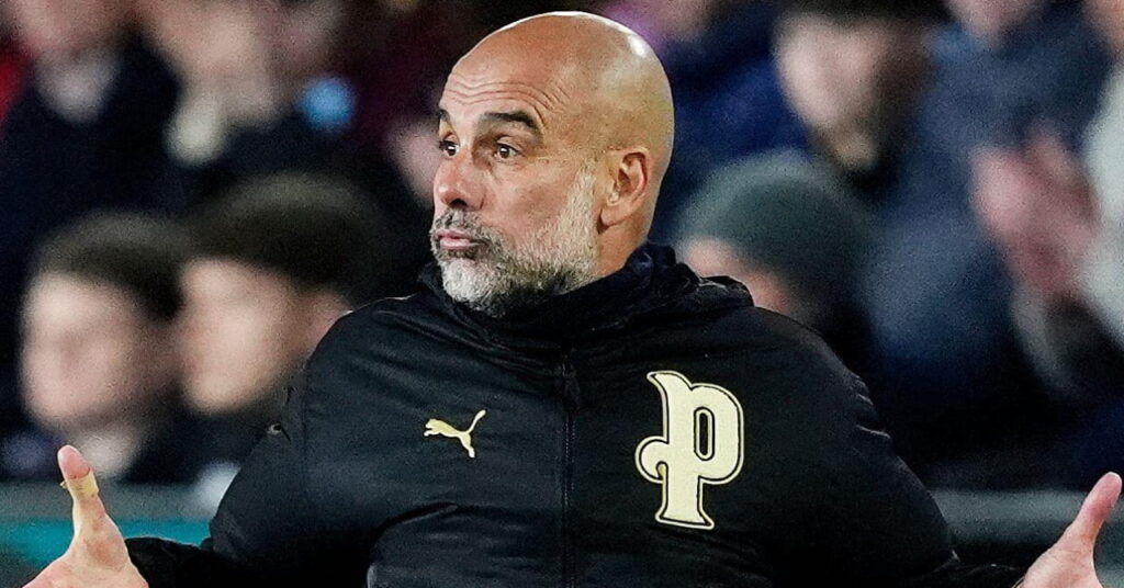 O técnico de futebol Pep Guardiola gesticula na linha lateral do estádio e veste uma roupa predominantemente preta durante seu tempo como técnico do Manchester City Football Club.