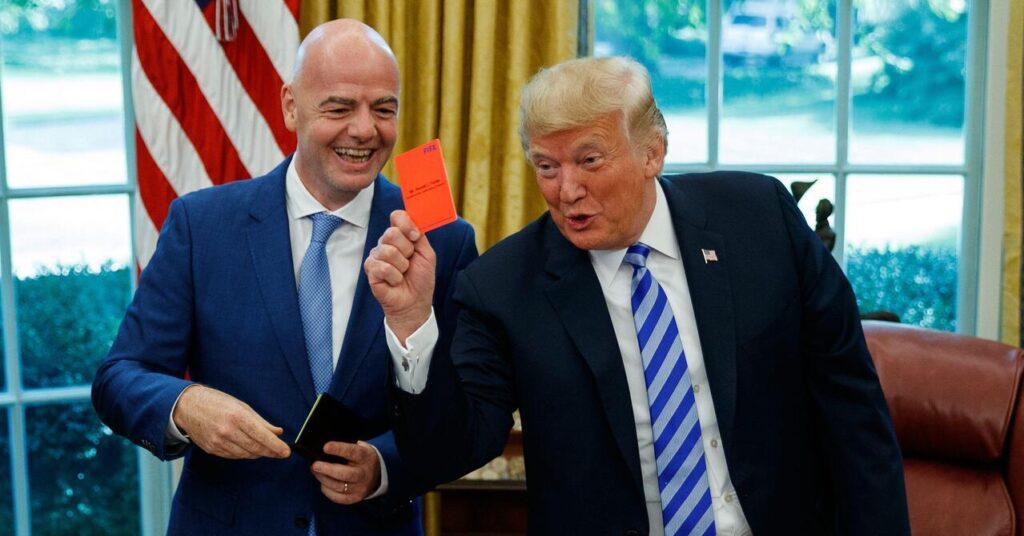 Donald Trump e Gianni Infantino contam uma piada no Salão Oval