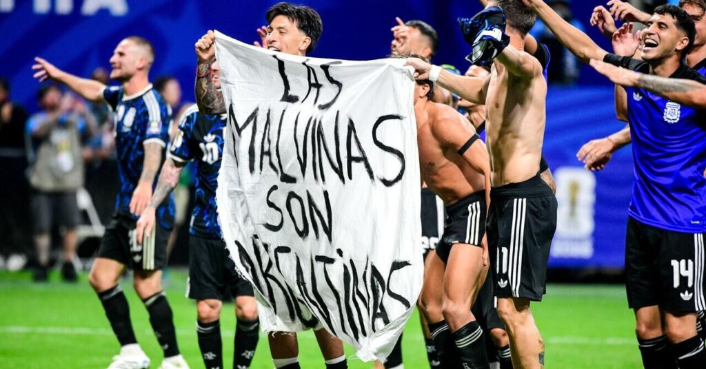 Jogadores argentinos exibem uma bandeira das Ilhas Malvinas após a vitória na Copa do Mundo sobre a Inglaterra