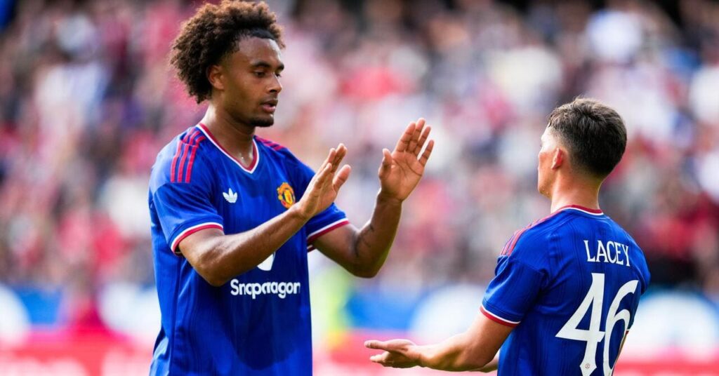 Manchester United's Joshua Zirkzee and Shea Lacey celebrate
