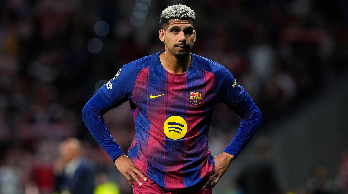 Liverpool agree to sign Barcelona defender Araujo on loan