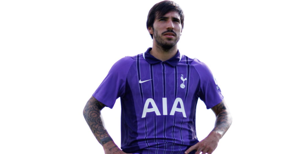 Sandro Donali, jogador de futebol vestindo a terceira camisa roxa do time da Premier League Tottenham Hotspur Football Club