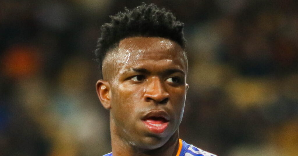 O jogador de futebol brasileiro Vinicius Junior olha para a esquerda enquanto joga pelo Real Madrid, clube de futebol da La Liga