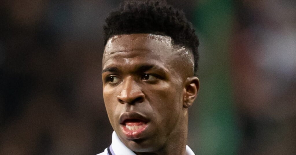 O jogador de futebol brasileiro Vinicius Junior olha para a direita enquanto joga no Real Madrid Football Club, da La Liga.