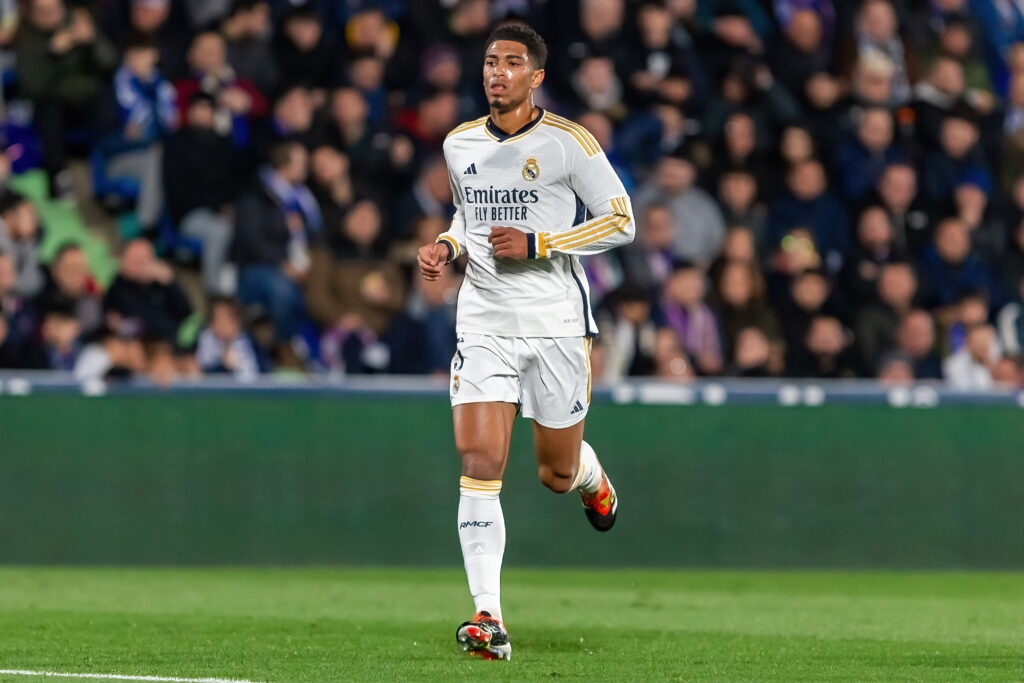 O jogador de futebol inglês Jude Bellingham corre na frente da multidão durante um jogo pelo time da La Liga, Real Madrid Football Club