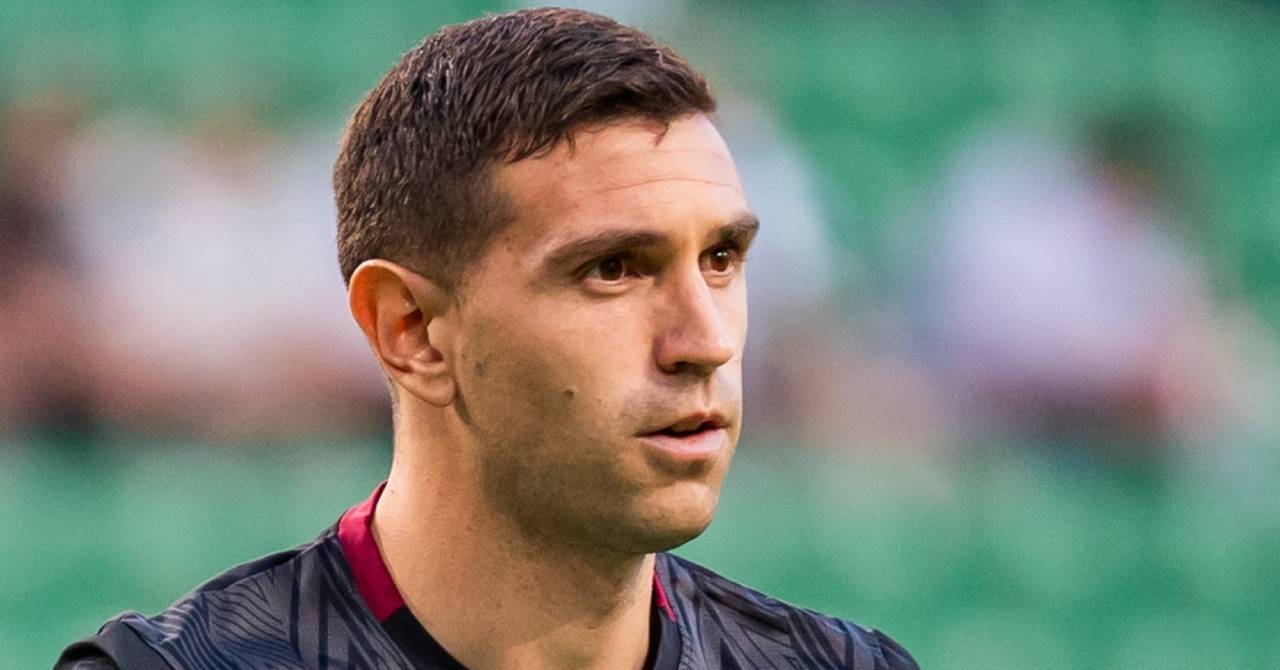 Chelsea considering move for Aston Villa keeper Martinez