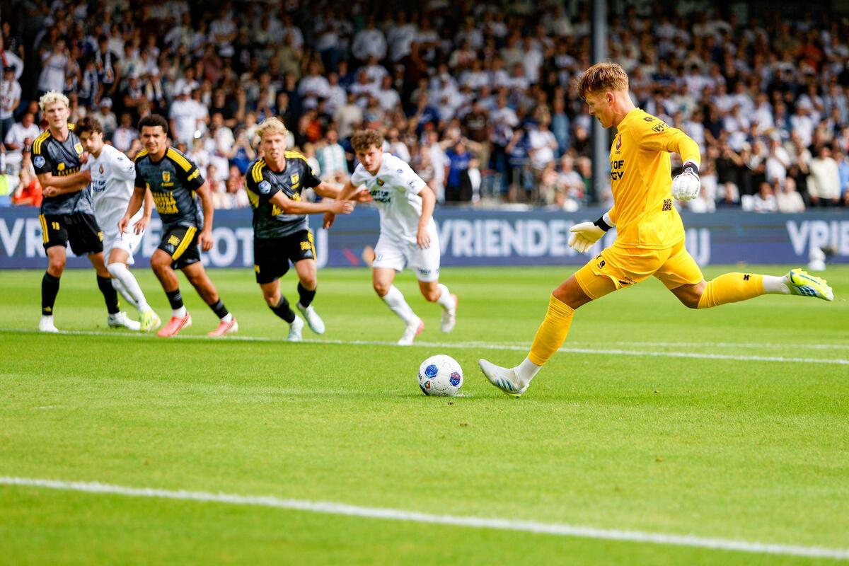 Goalkeeper scores twice in Dutch top flight to rescue point