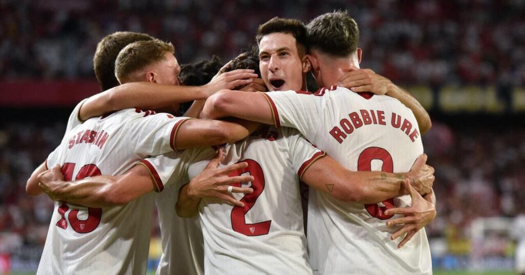 Sevilla comemora o gol da vitória contra o Valencia