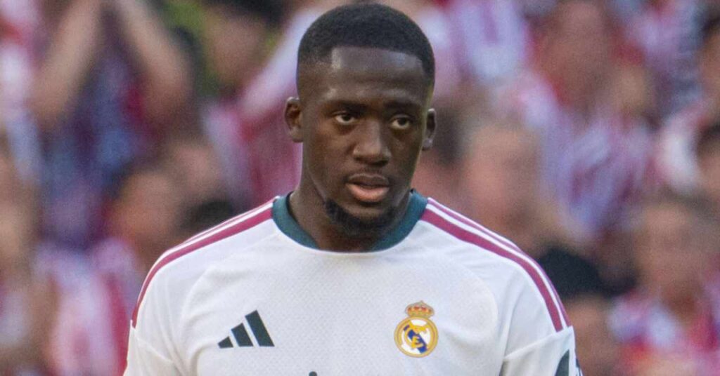 O jogador de futebol francês Ibrahim Konad joga em um campo pelo Real Madrid, clube da La Liga