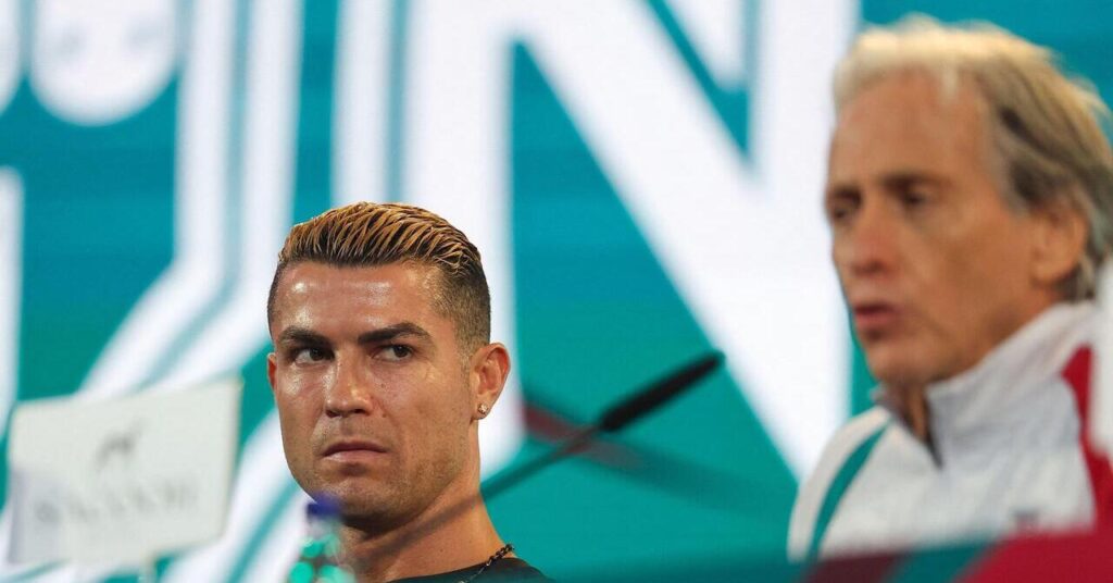Cristiano Ronaldo olha para o técnico de Portugal, Jorge Jesus, durante entrevista coletiva