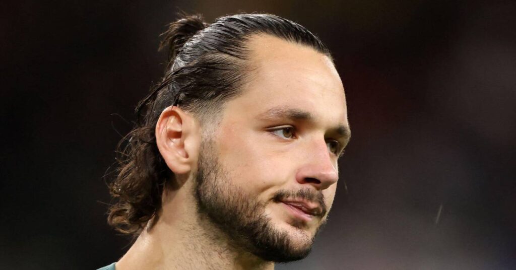 O jogador de futebol James Trafford parece deixado em campo enquanto joga pela seleção inglesa do time da Premier League, o Leeds United Football Club.