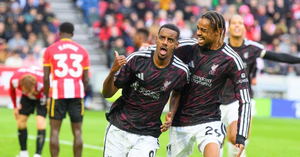 Alexander Isak comemora seu gol da vitória pelo Liverpool com seu companheiro de equipe Bradley Barkola em Brentford