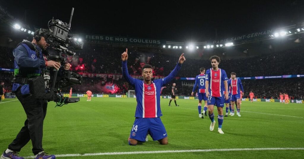 Desiree Dou comemora gol do PSG contra o Barcelona pela Liga dos Campeões.