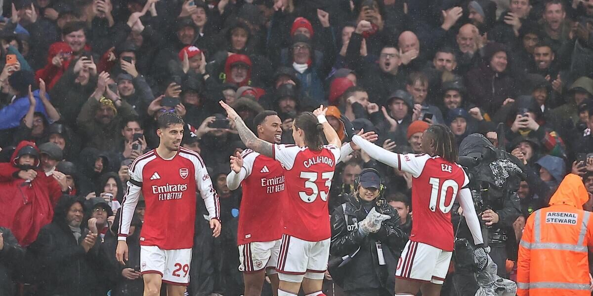 Arsenal 2-0 Everton: Gunners close gap on City after routine home win over Toffees