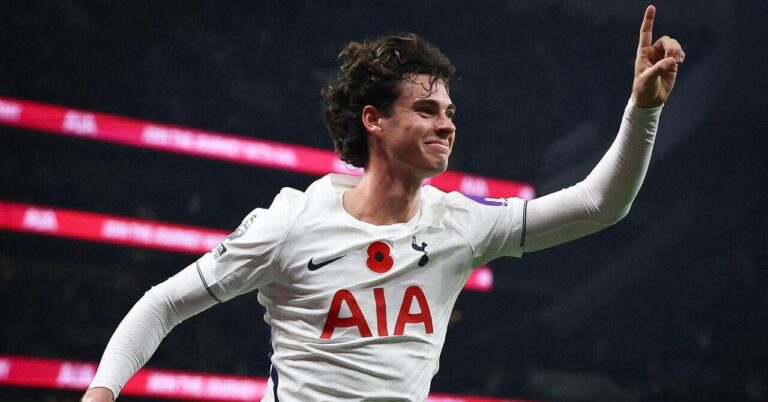 WATCH: Gray heads Tottenham in front after Mateta’s first Palace red